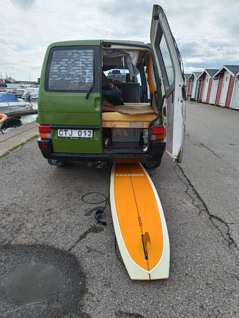 Alexis Piippo buss mossa with surfboard